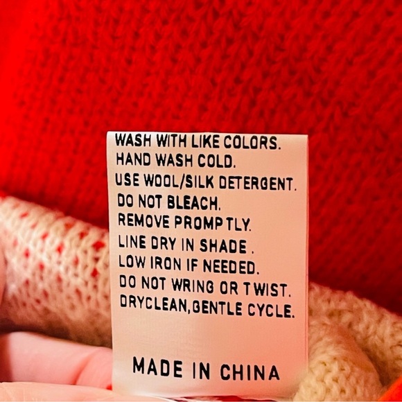 NEW Women’s Red Merry & Bright Pullover Sweater - Picture 7 of 7